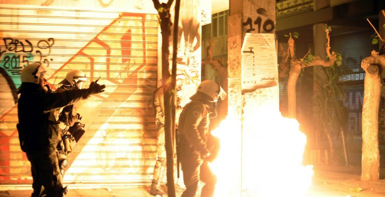 Βόμβες μολότοφ και πετροπόλεμος στα Εξάρχεια