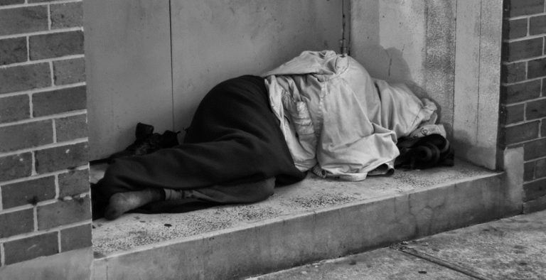 Θερμαινόμενες αίθουσες στην Αθήνα για τους αστέγους