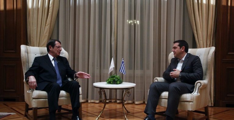 Σε εξέλιξη η συνάντηση Τσίπρα-Αναστασιάδη