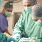 Γιατί στα χειρουργεία οι γιατροί φοράνε πράσινες φόρμες;