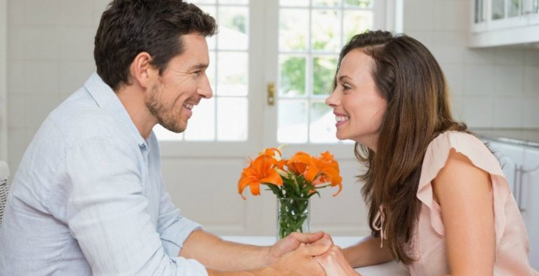 Βρέθηκε κατά λάθος στο κρεβάτι με τον δίδυμο αδερφό του άνδρα της