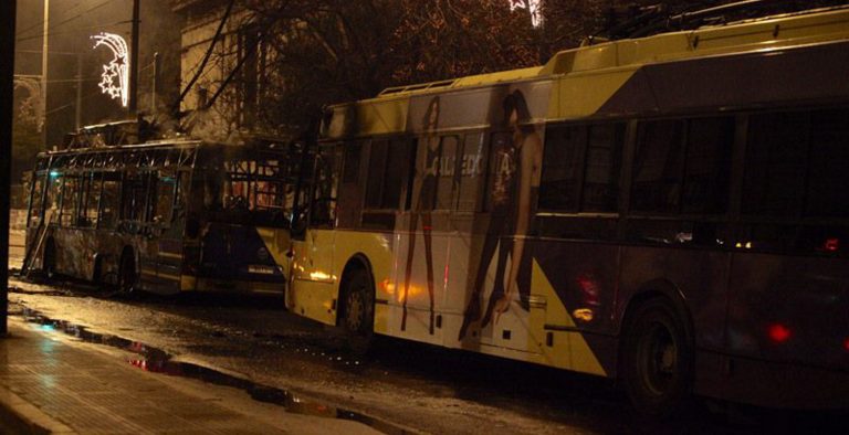 Δέκα προσαγωγές για τα καμένα τρόλεϊ στο κέντρο της Αθήνας