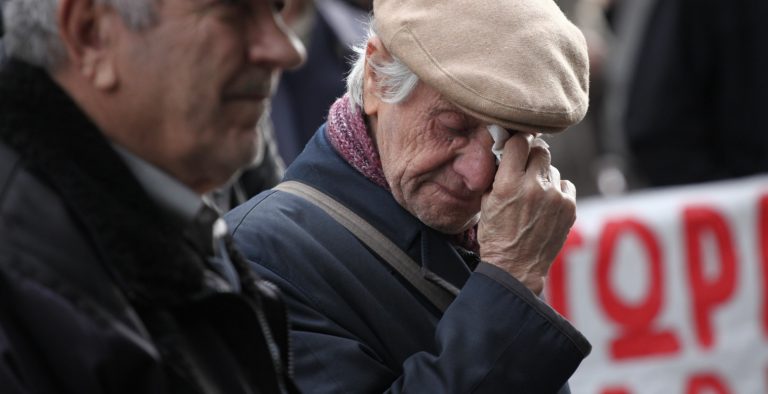 “Αφαίμαξη” για μισθωτούς και συνταξιούχους το αφορολόγητο και οι περικοπές