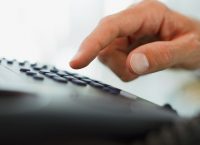 Οι 5 ενέργειες που πρέπει να κάνεις όταν σε χωρίζει δια τηλεφώνου