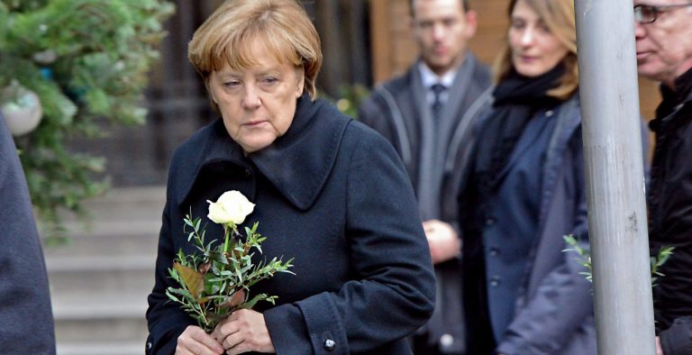 Spiegel: “Εφιάλτης” για την Μέρκελ η επίθεση στο Βερολίνο