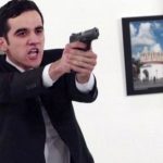 Σοκάρει το βίντεο που δείχνει τον δολοφόνο να ρίχνει τη χαριστική βολή στον Καρλόφ