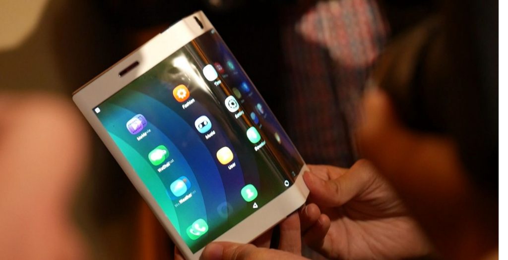 LG, Apple και Google σε συνεργασία για κατασκευή εύκαμπτων οθονών