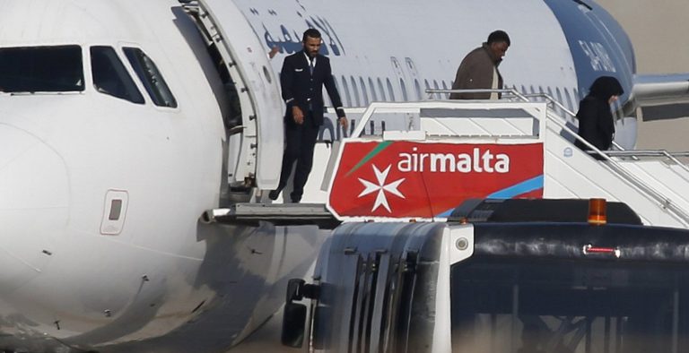 Μάλτα: Παραδόθηκαν οι αεροπειρατές, ζητούν πολιτικό άσυλο