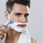 Πώς να αποφύγετε τις τρίχες που γυρίζουν μέσα στο δέρμα(;)