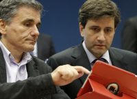 Το “παζάρι” στις Βρυξέλλες: Νέο ψαλίδι στο αφορολόγητο, περισσότερες απολύσεις