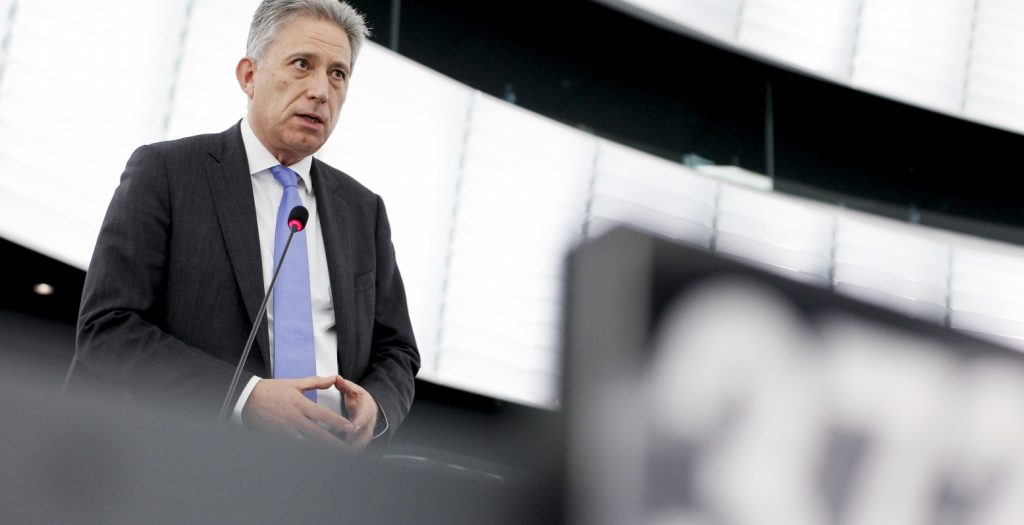 Νέες αιχμές Χρυσόγονου για την καθυστέρηση της αξιολόγησης