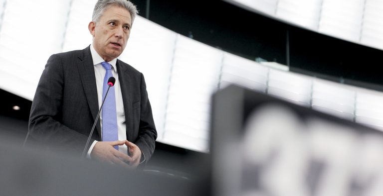 Νέες αιχμές Χρυσόγονου για την καθυστέρηση της αξιολόγησης