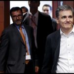 Στο “φως” η γραπτή δέσμευση Τσακαλώτου για τον “κόφτη” στις συντάξεις