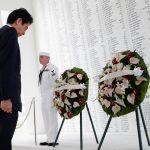 Ιστορική επίσκεψη του Ιάπωνα πρωθυπουργού στο Περλ Χάρμπορ