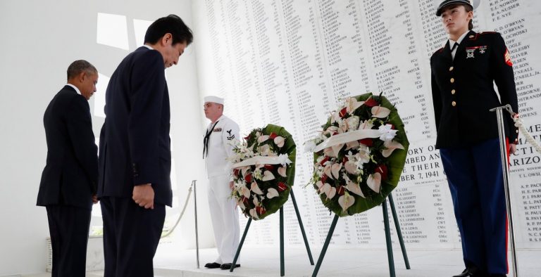 Ιστορική επίσκεψη του Ιάπωνα πρωθυπουργού στο Περλ Χάρμπορ