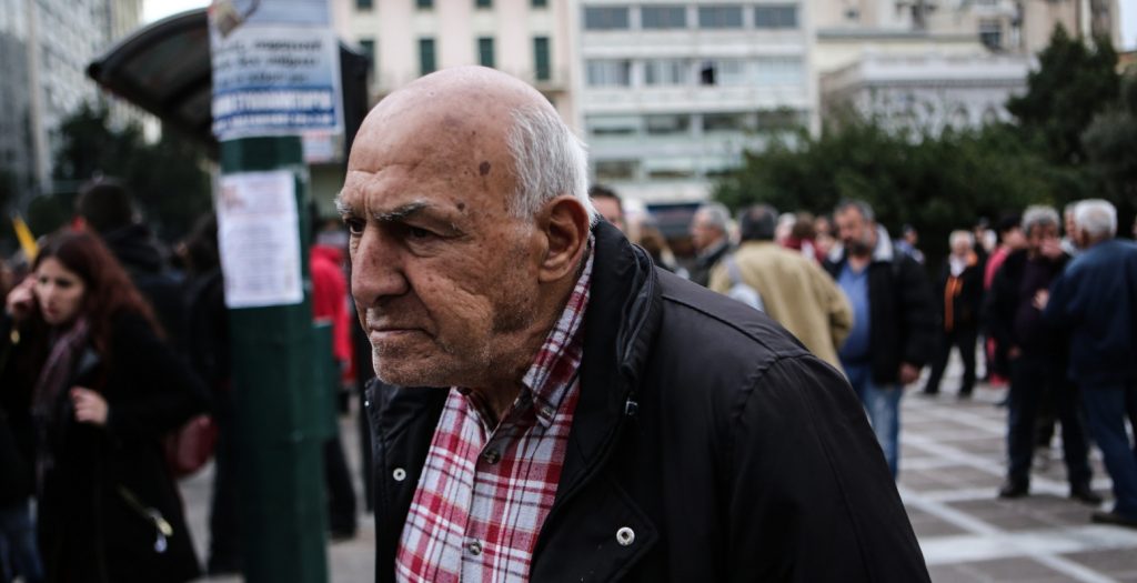 Συντάξεις: Περικοπές σε συνταξιούχους των ΔΕΚΟ, ΤΕΒΕ, Δημοσίου και τραπεζών από τον νόμο Κατρούγκαλου