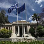 Οι Βρυξέλλες μας “αδειάζουν”, το Μαξίμου επιμένει σε πολιτική συμφωνία