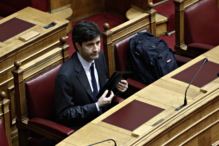 Δέσμιους υπουργούς στο Μνημόνιο ζητεί ο Χουλιαράκης