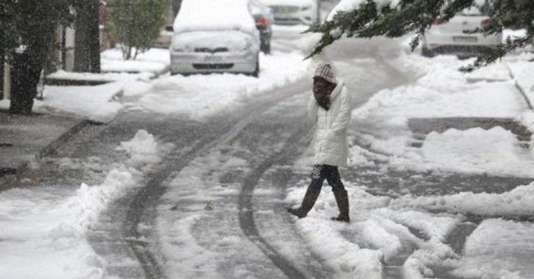 Χιόνια και πάλι από απόψε έως και την Τρίτη