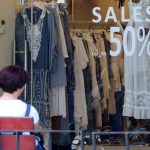 Ενδιάμεσες φθινοπωρινές εκπτώσεις: Ανοιχτά την Κυριακή τα εμπορικά καταστήματα