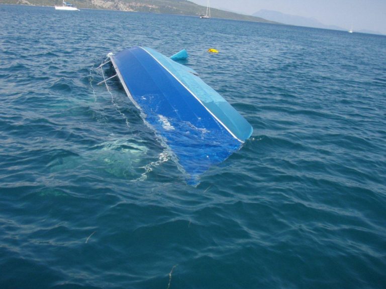 Βύθιση αλιευτικού σκάφους στη Μήλο
