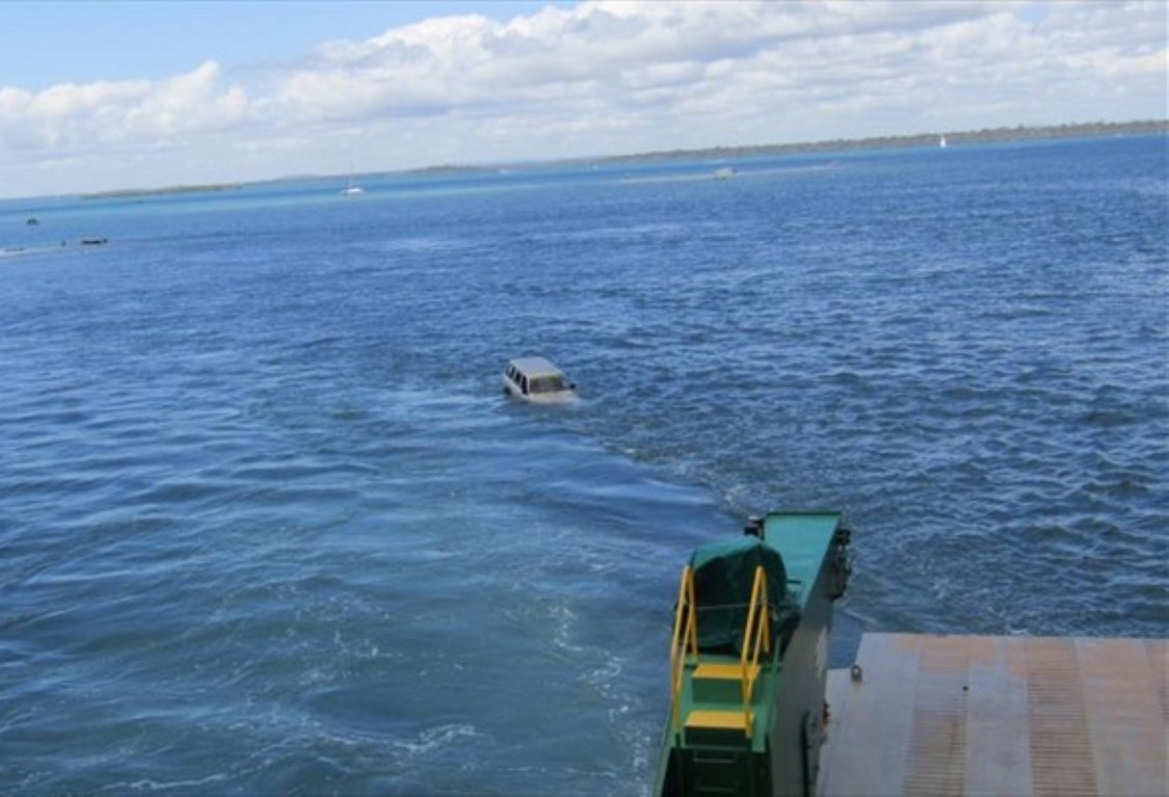 Τζιπ… γλίστρησε από ferry boat!