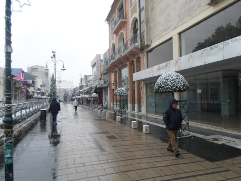 Έντονη χιονόπτωση και στη Λάρισα
