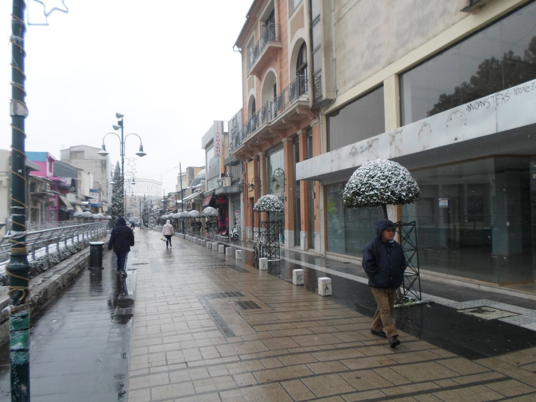 Έντονη χιονόπτωση και στη Λάρισα