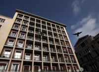 Άνδρας απειλεί να πέσει από το υπουργείο Εσωτερικών