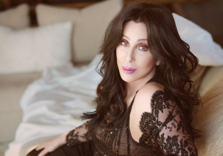 H Σερ “δεν έπεσε και κάτω” με το “The Cher Show”
