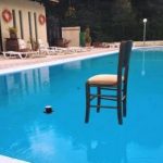 Κερνάει καφέ σε… παγωμένη πισίνα!