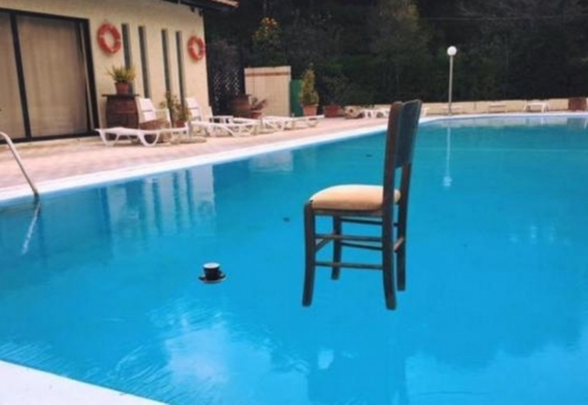 Κερνάει καφέ σε… παγωμένη πισίνα!
