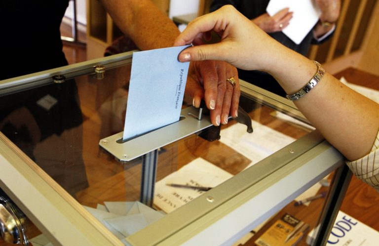 Άρχισαν να κλείνουν τα εκλογικά κέντρα στη Γαλλία