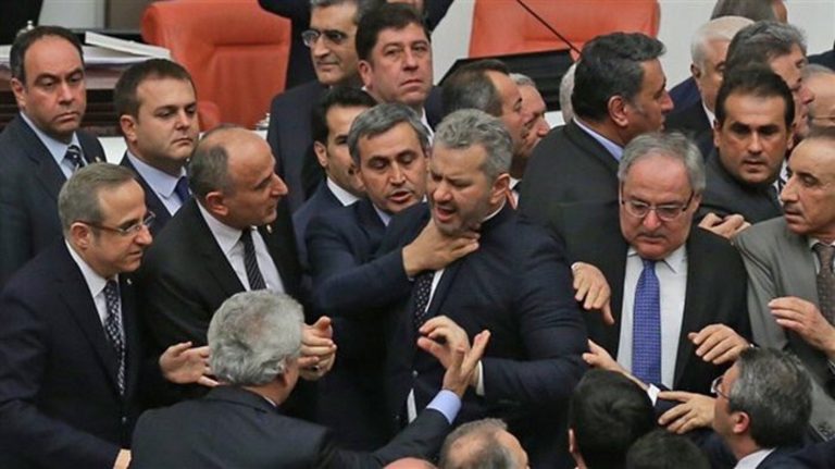 Επεισόδια στην τουρκική βουλή για τη συνταγματική αναθεώρηση