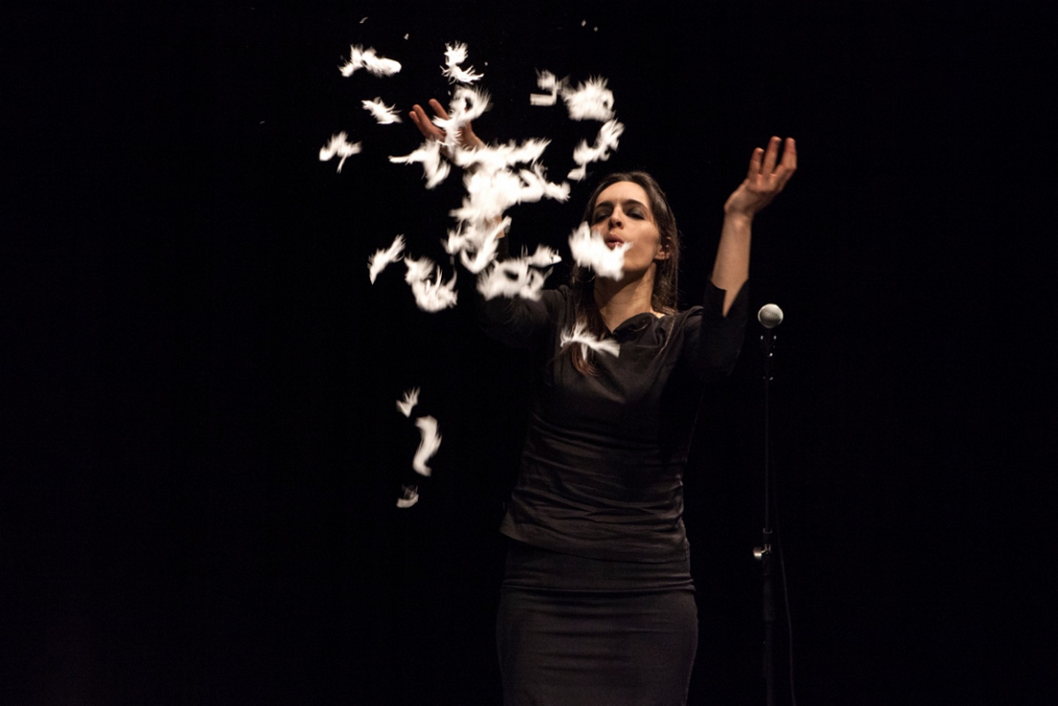 Τα “Δανεικά Παπούτσια” στο θέατρο του Νέου Κόσμου