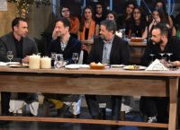 Ο Κωστής Μαραβέγιας λέει “Στην υγειά μας βρε παιδιά”