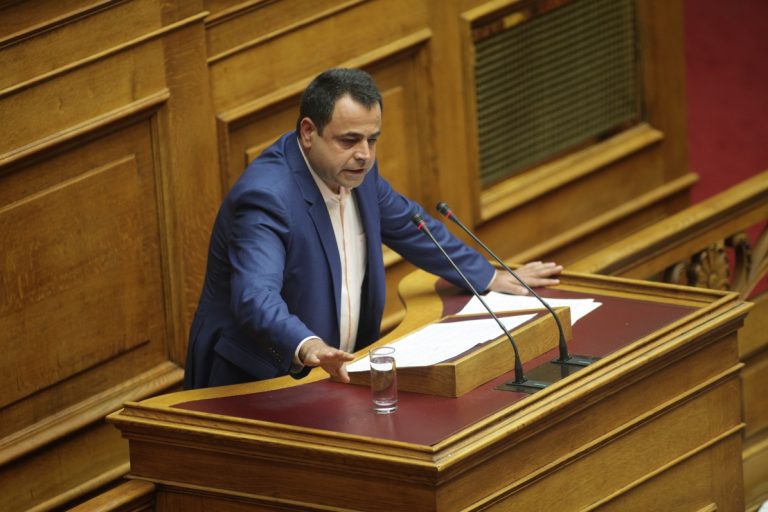 Τα “γυρνάει” ο Σαντορινιός για τα περί εποικισμού νησιών