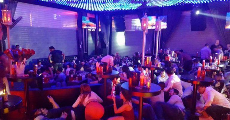 Γκάζι: Έφοδος της αστυνομίας σε γνωστό κλαμπ – 300 θαμώνες γονατιστοί με τα χέρια στο κεφάλι