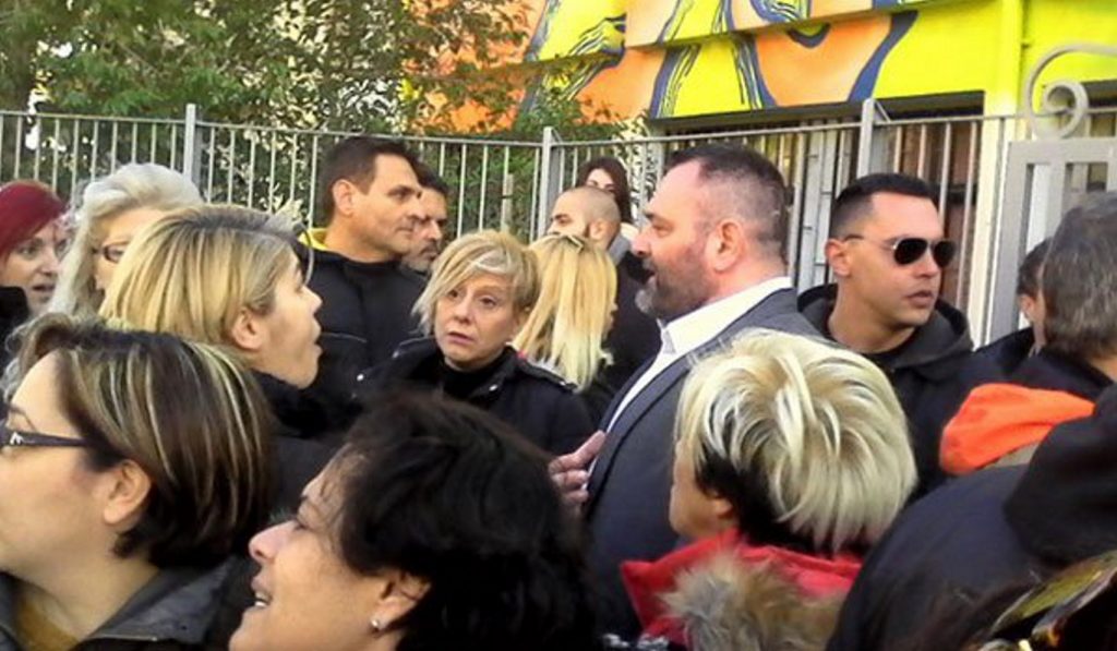 Στην Εισαγγελία Πειραιά οι χρυσαυγίτικοι τραμπουκισμοί στο Πέραμα