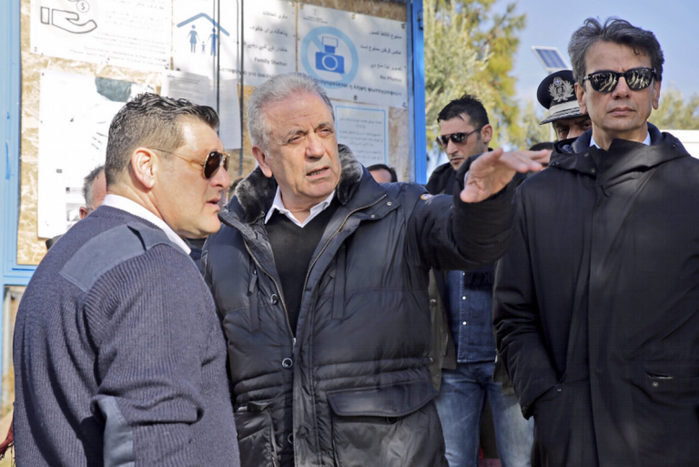 Λύση για τους “παγωμένους” πρόσφυγες τώρα, όχι αύριο ζητεί ο Αβραμόπουλος