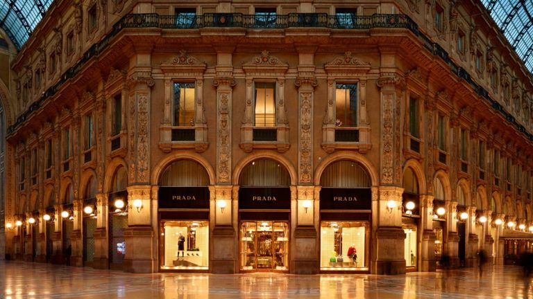 Η Prada πρωτοτυπεί με τη νέα της πασαρέλα (photos)