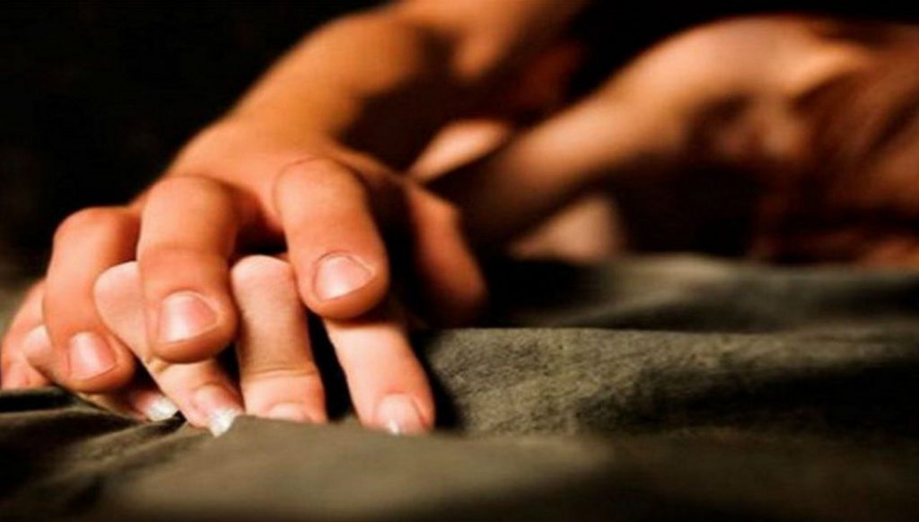 Γυναίκα Έλληνα πολιτικού τον εξυμνεί για το κρεβάτι που κάνει
