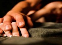 Γυναίκα Έλληνα πολιτικού τον εξυμνεί για το κρεβάτι που κάνει