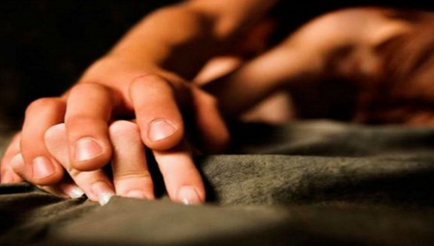 Γυναίκα Έλληνα πολιτικού τον εξυμνεί για το κρεβάτι που κάνει