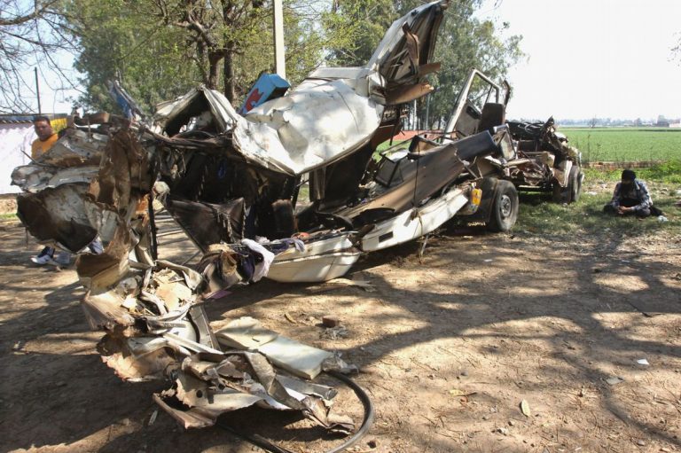 Ινδία: Τραγωδία σε σύγκρουση μαθητικού λεωφορείου με φορτηγό