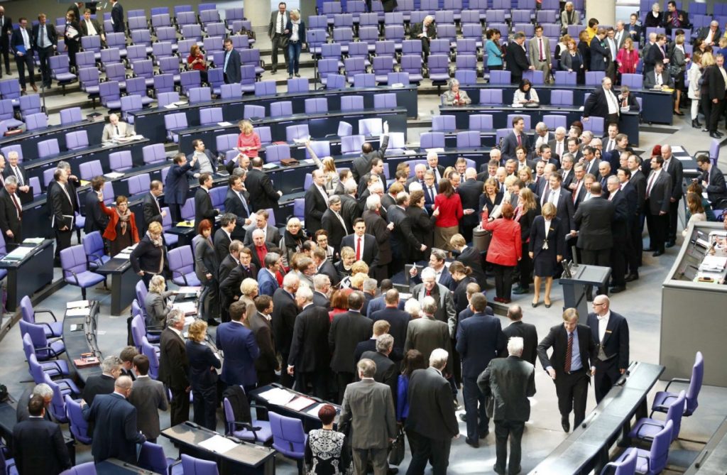 “Φλερτάρει” με την ιδέα Σόιμπλε το SPD: Μπορούμε και χωρίς το ΔΝΤ