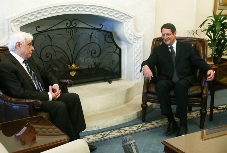 Κυπριακό: Για λύση χωρίς εγγυήσεις συμφώνησαν Παυλόπουλος – Αναστασιάδης