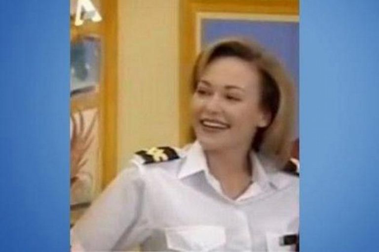 Γδύστε την ανθυποπλοίαρχο και δείτε τη γυμνόστηθη!