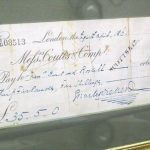 “Στο σφυρί” συλλογή με υπογραφές διάσημων προσωπικοτήτων