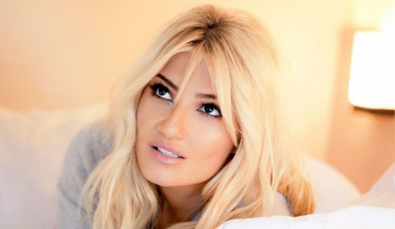 Όλο το στήθος έξω απ’ τη Φαίη Σκορδά ! Δείτε την πιο καυτή μαμά της ελληνικής TV σε μοναδικά ντοκουμέντα!